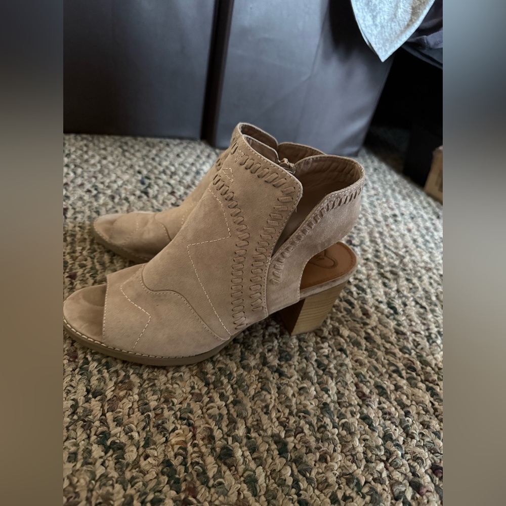 Trendy Boutique Beige Peep-Toe Heeled Boots